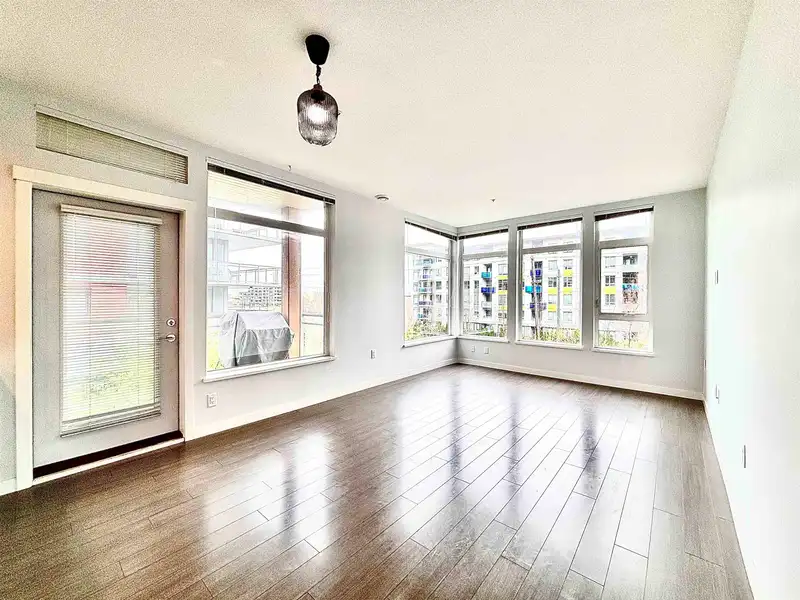 302 3263 PIERVIEW CRESCENT - photo 2 of 32