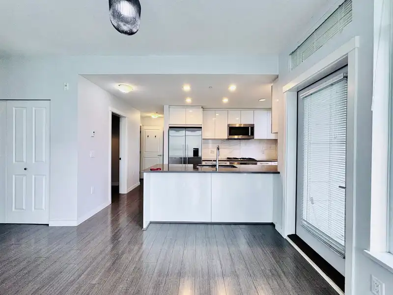 302 3263 PIERVIEW CRESCENT - photo 4 of 32