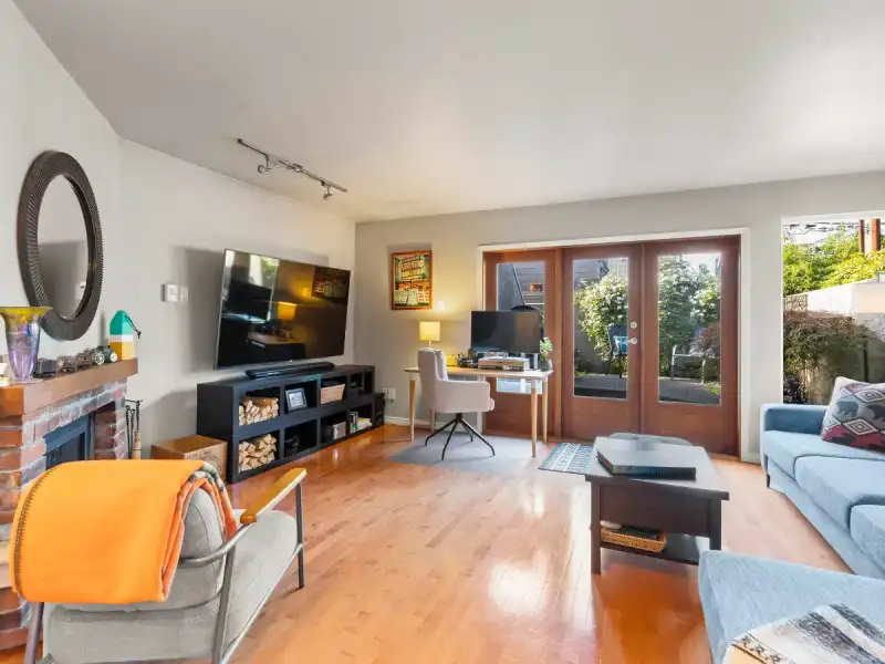 102 2535 YORK AVENUE - photo 1 of 23