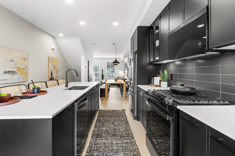 3 2886 MONTROSE AVENUE - photo 3 of 25