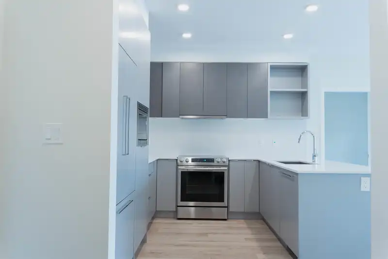 210 1892 STARLING DRIVE - photo 4 of 22