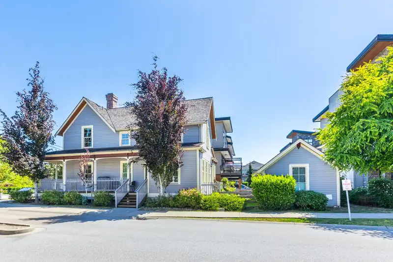 1 16488 64 AVENUE - photo 1 of 37