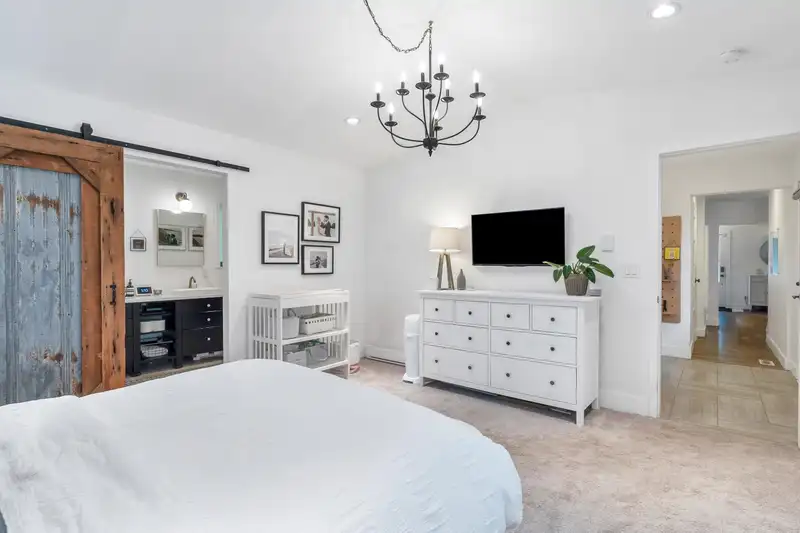 1839 DAHL CRESCENT - photo 4 of 40