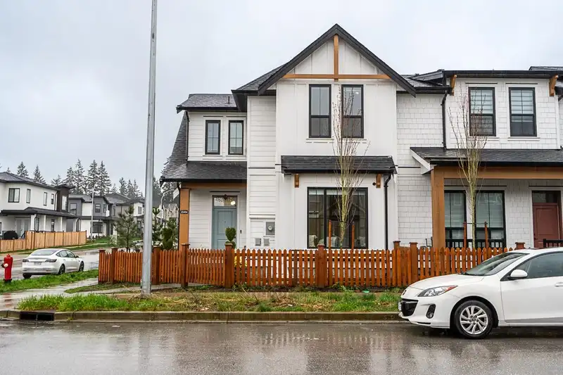 20484 76 AVENUE - photo 1 of 19
