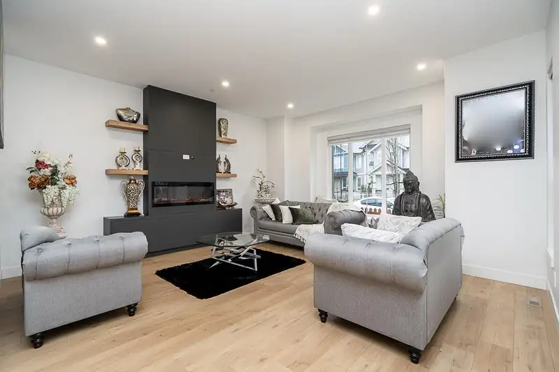 20484 76 AVENUE - photo 3 of 19