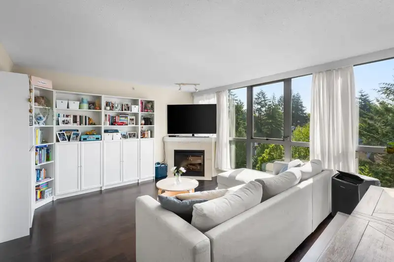 902 295 GUILDFORD WAY - photo 3 of 32