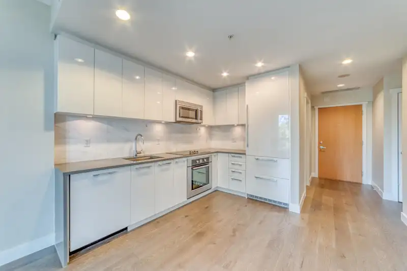 506 5728 BERTON AVENUE - photo 4 of 22