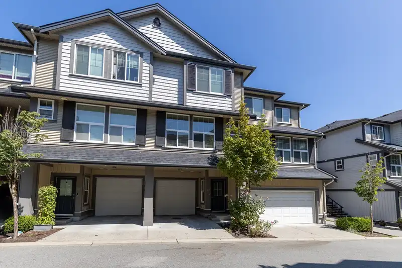 28 20831 70 AVENUE - photo 2 of 39
