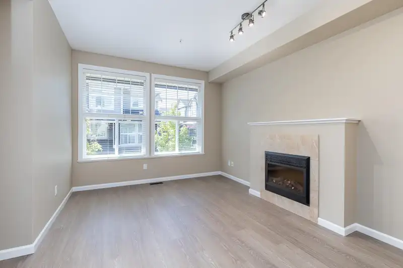 28 20831 70 AVENUE - photo 4 of 39