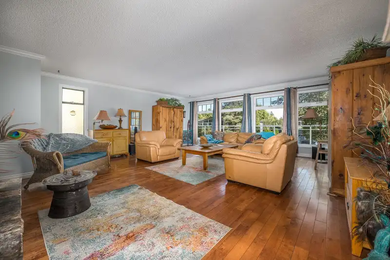 453 SHANNON WAY - photo 3 of 31