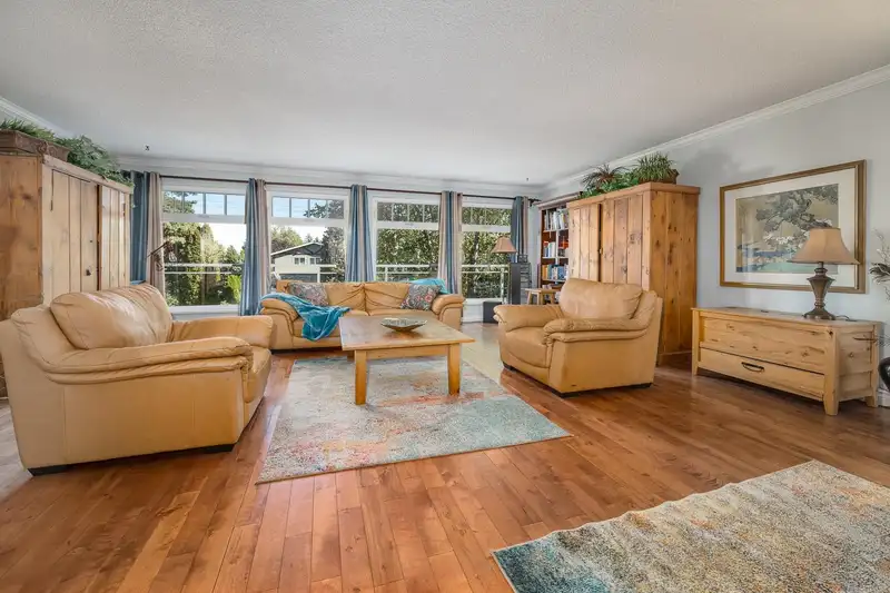 453 SHANNON WAY - photo 4 of 31