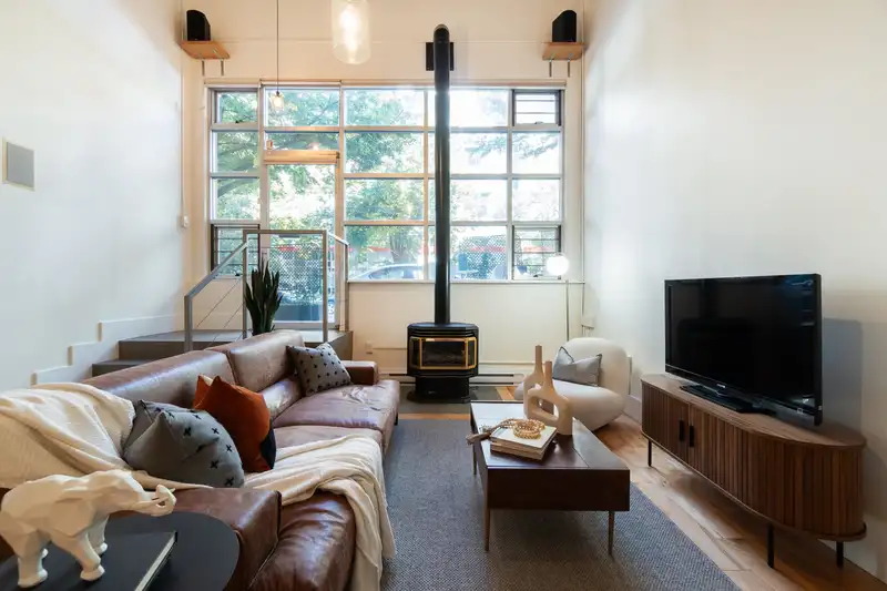 103 272 E 4TH AVENUE - photo 3 of 40