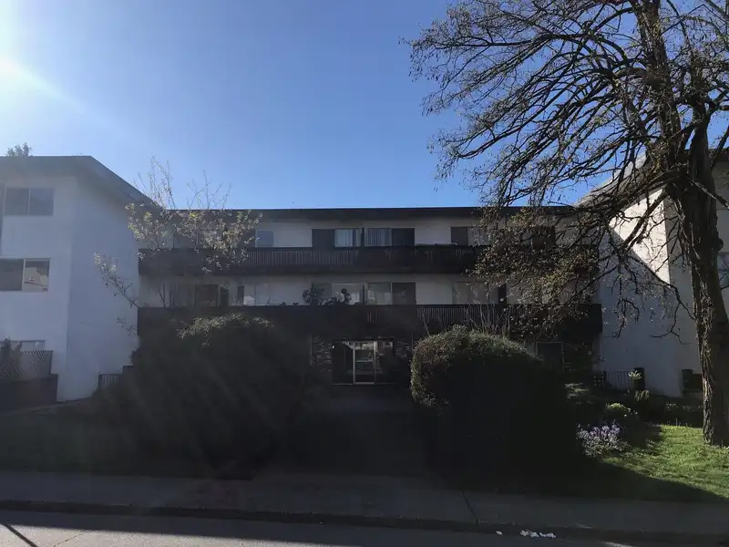 313 910 FIFTH AVENUE - photo 1 of 14