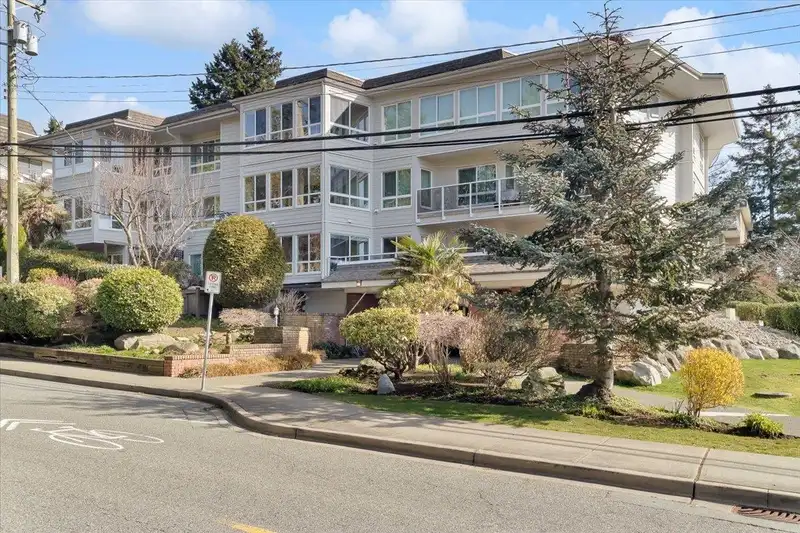 302 1322 MARTIN STREET - photo 1 of 25