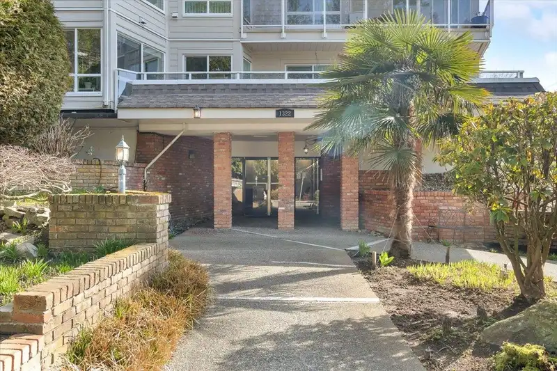 302 1322 MARTIN STREET - photo 2 of 25