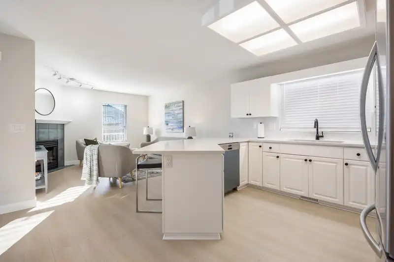 15458 110 AVENUE - photo 4 of 40