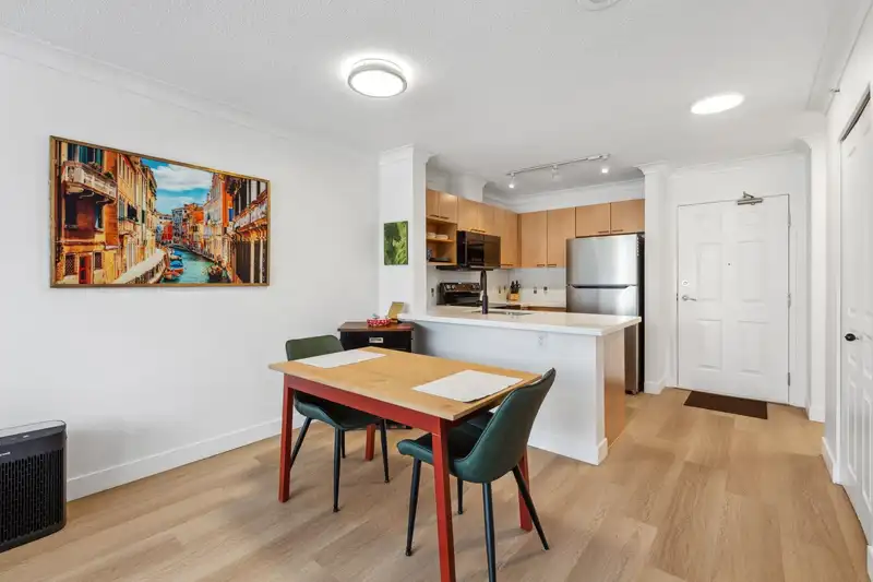 802 108 E 14TH STREET - photo 4 of 19