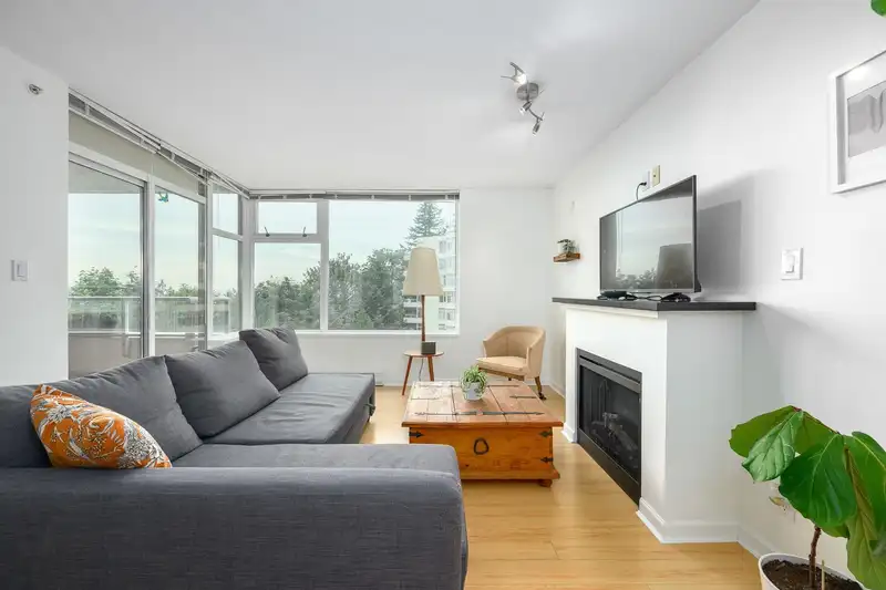 207 9288 UNIVERSITY CRESCENT - photo 3 of 27
