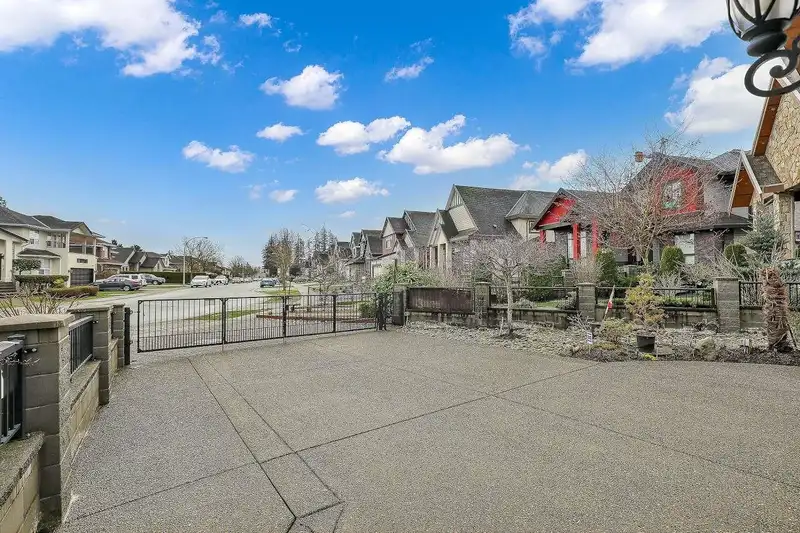 12853 63A AVENUE - photo 4 of 40