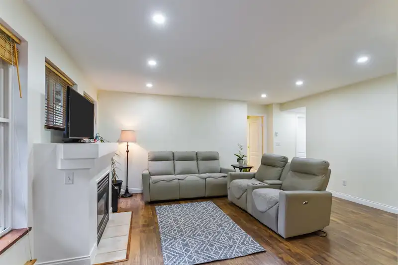 35 1561 BOOTH AVENUE - photo 3 of 12