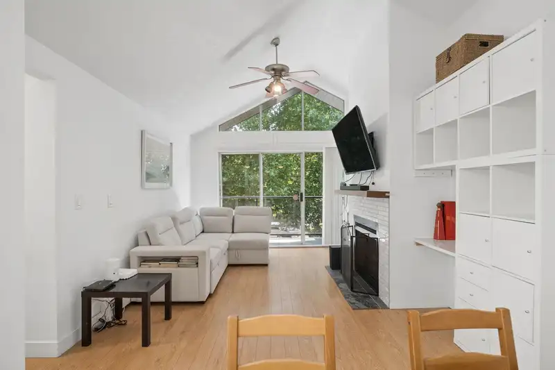 303 230 MOWAT STREET - photo 2 of 39