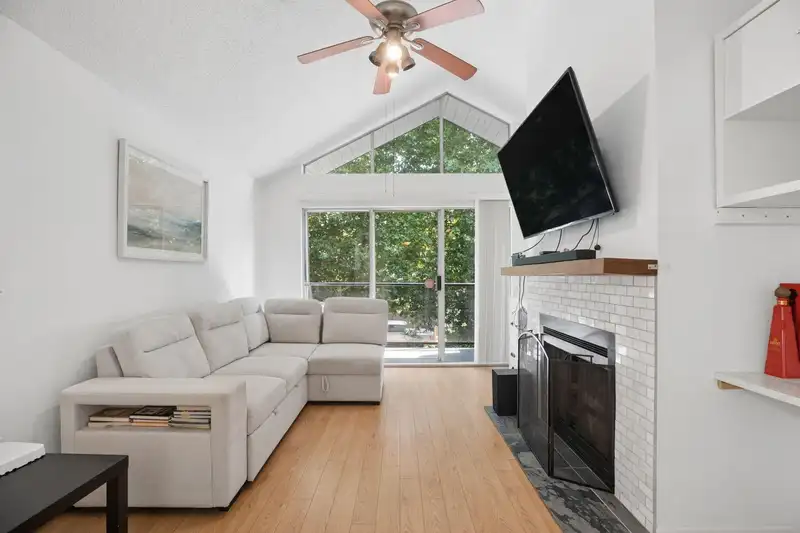 303 230 MOWAT STREET - photo 3 of 39