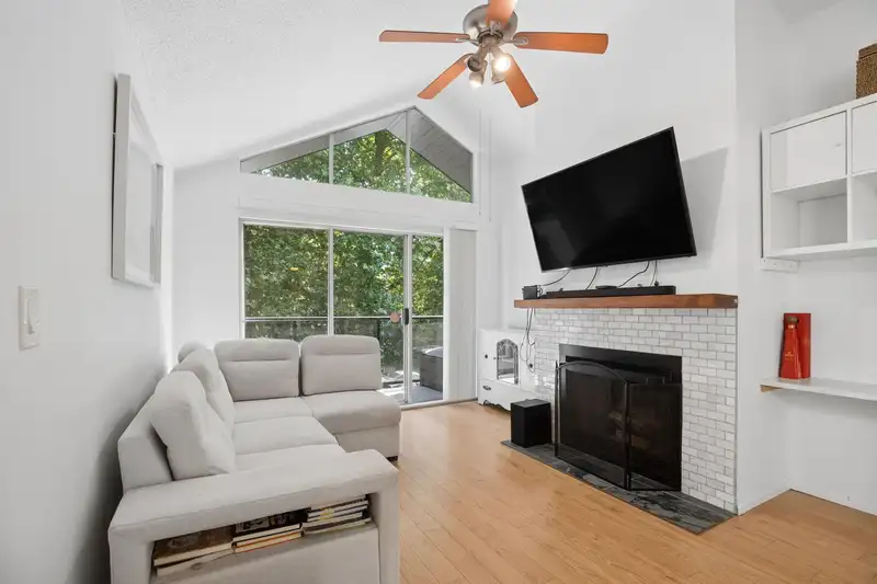 303 230 MOWAT STREET - photo 4 of 39