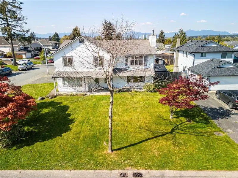 13357 79 AVENUE - photo 3 of 40