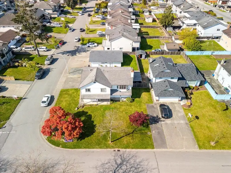 13357 79 AVENUE - photo 4 of 40