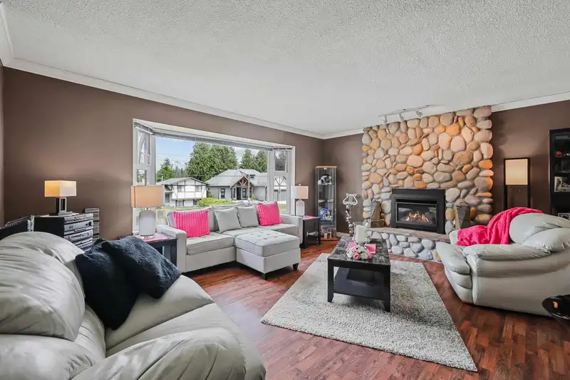 20532 42A AVENUE - photo 3 of 28