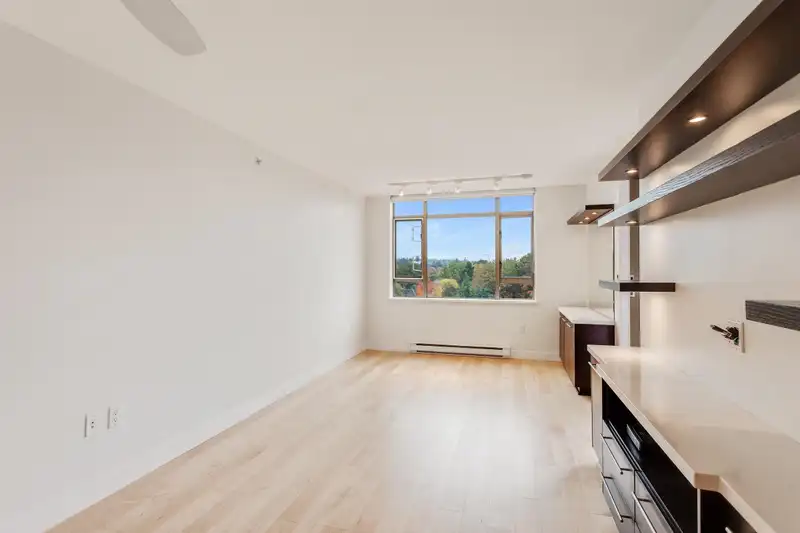716 2799 YEW STREET - photo 3 of 40