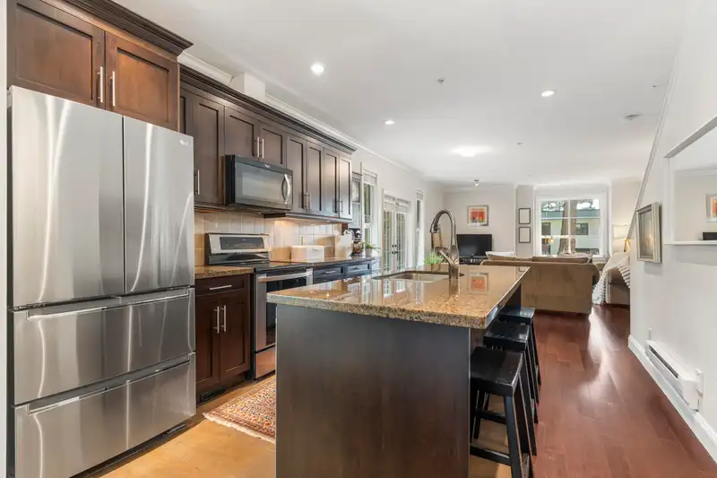 5 1486 EVERALL STREET - photo 3 of 34