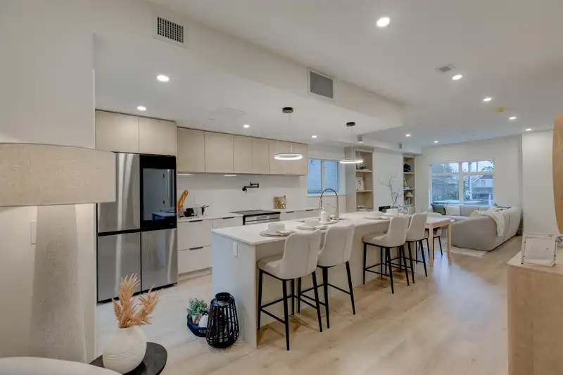 6 339 KEARY STREET - photo 4 of 36