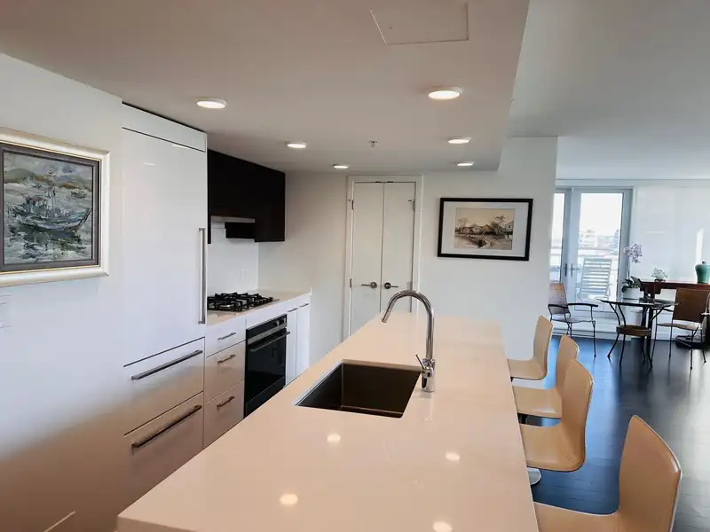 1507 7333 MURDOCH AVENUE - photo 2 of 11