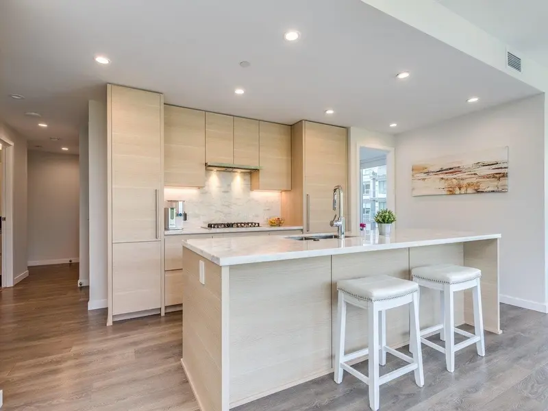 402 308 MORRISSEY ROAD - photo 3 of 25