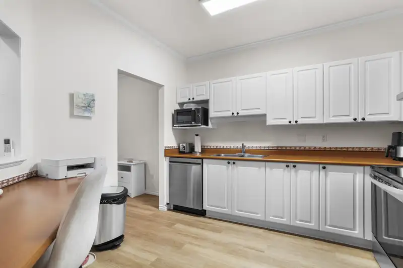 411 3172 GLADWIN ROAD - photo 4 of 29