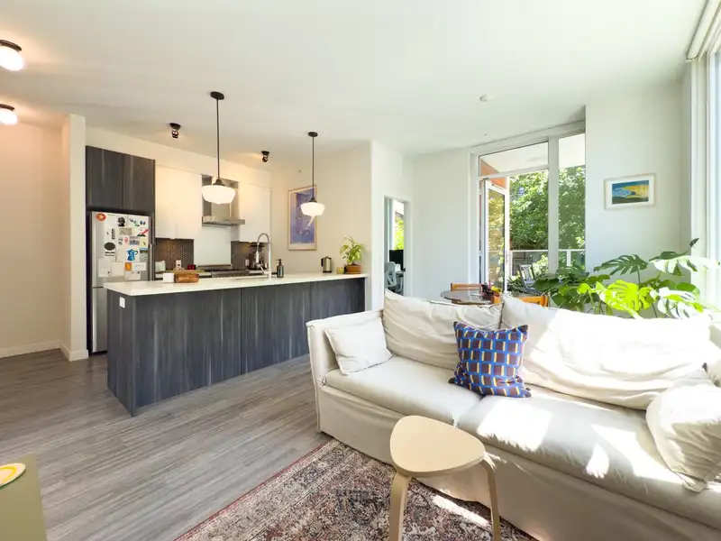 208 311 E 6TH AVENUE - photo 3 of 38
