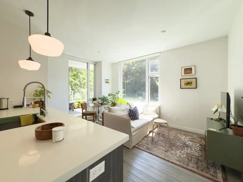 208 311 E 6TH AVENUE - photo 4 of 38