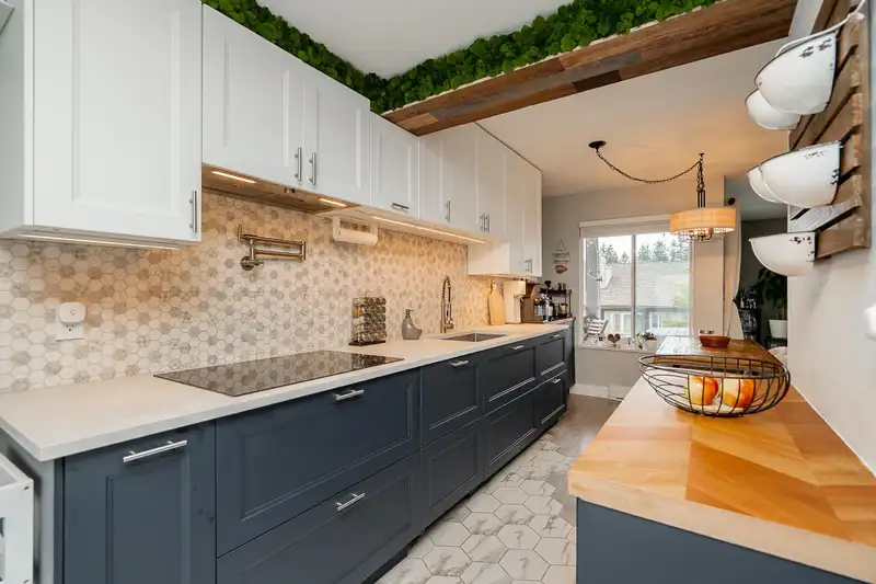 301 7465 SANDBORNE AVENUE - photo 4 of 40