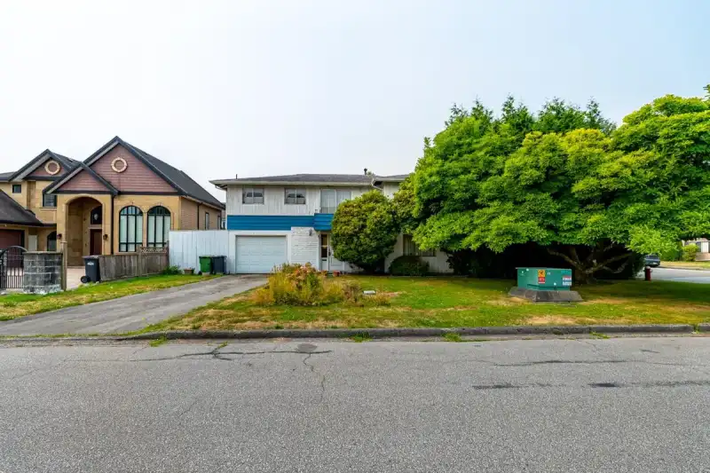 6011 MARA CRESCENT - photo 1 of 33