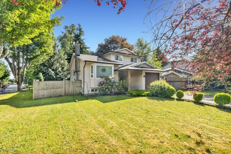 15390 85 AVENUE - photo 3 of 34