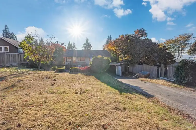 332 LAURENTIAN CRESCENT - photo 2 of 19