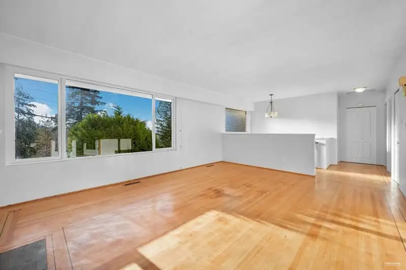 332 LAURENTIAN CRESCENT - photo 4 of 19