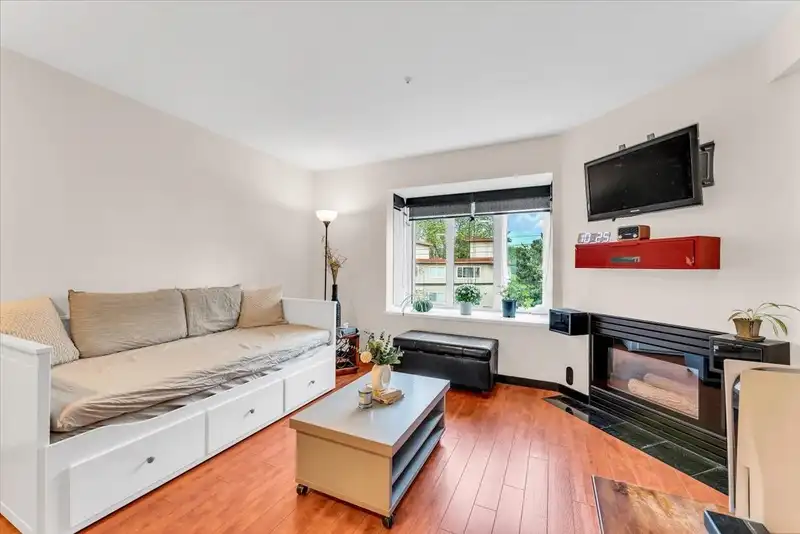 302 2133 DUNDAS STREET - photo 2 of 26