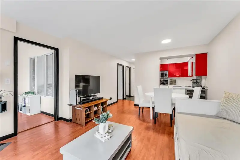 302 2133 DUNDAS STREET - photo 4 of 26