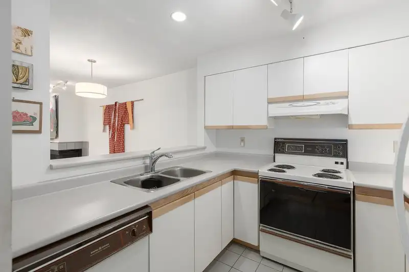 104 700 E PENDER STREET - photo 2 of 31