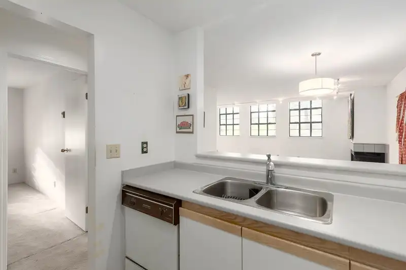 104 700 E PENDER STREET - photo 4 of 31