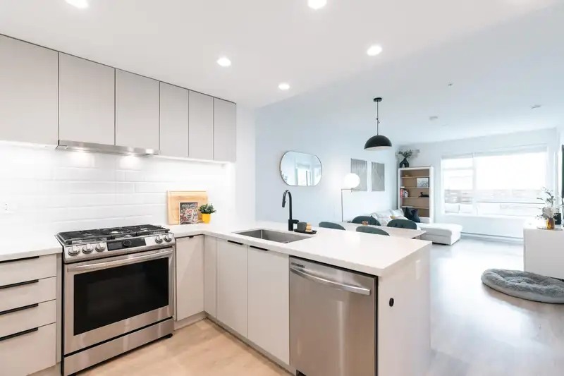 113 3018 ST GEORGE STREET - photo 1 of 35