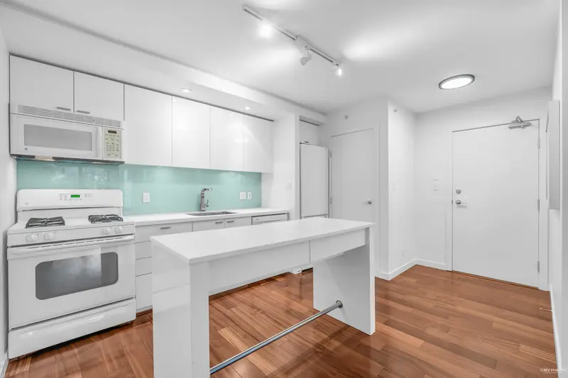 409 328 E 11TH AVENUE - photo 4 of 25