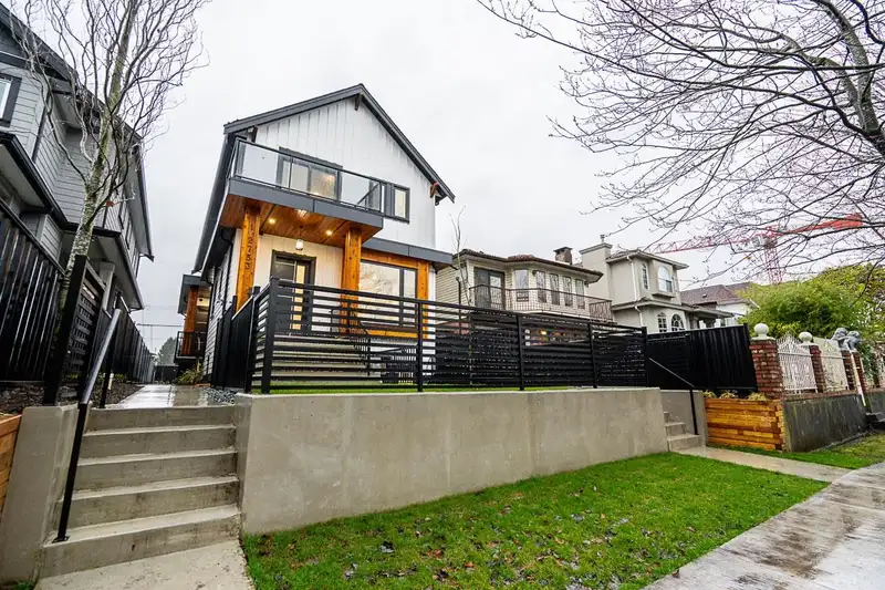 2 2753 NANAIMO STREET - photo 1 of 25